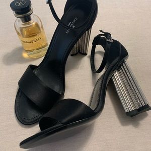 Brand new! Louis Vuitton silhouette satin sandal 👠